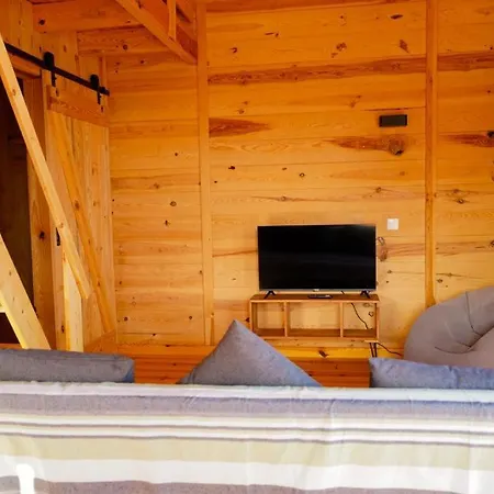 Chalet Blue - De Madeira *